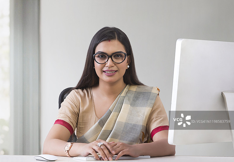 在桌面上工作的女人图片素材