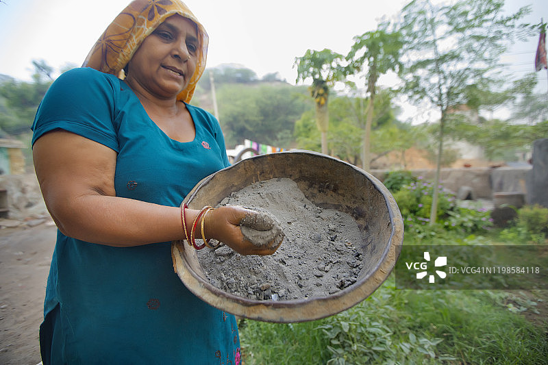 使用草木灰作肥料的女人图片素材