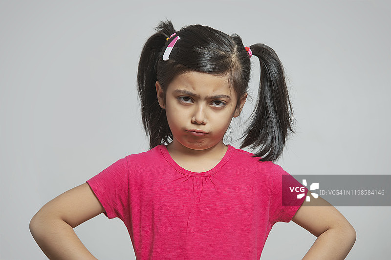 做鬼脸的年轻女孩肖像图片素材