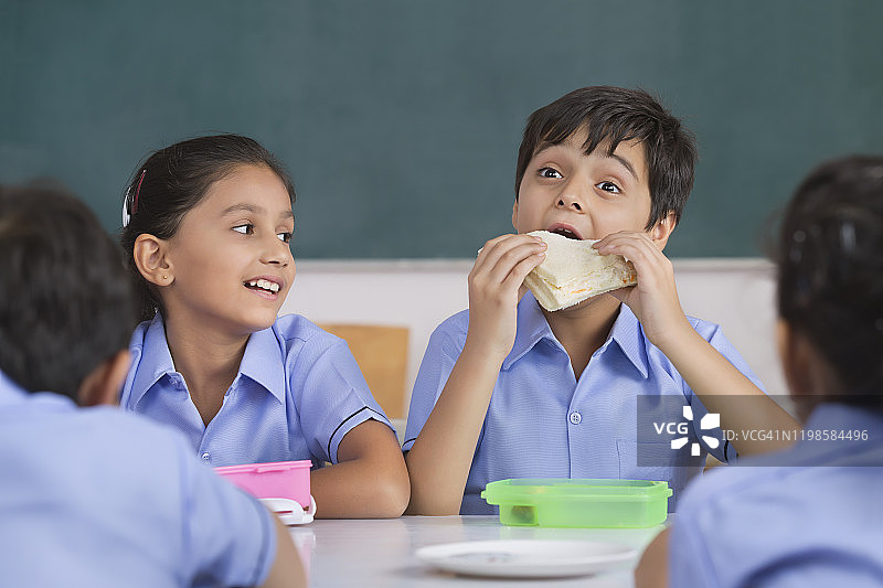 学生午餐吃三明治图片素材