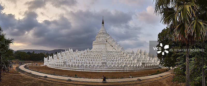 缅甸敏贡的辛比梅佛塔图片素材