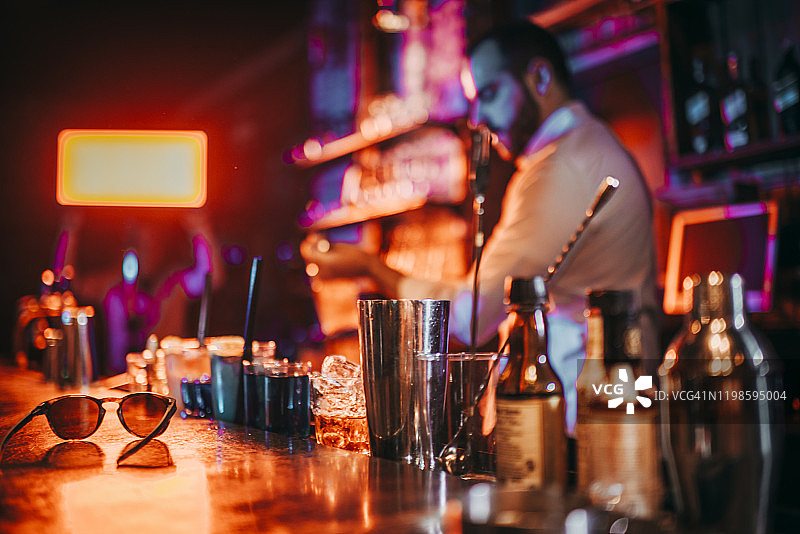 调酒师在酒吧调制鸡尾酒图片素材