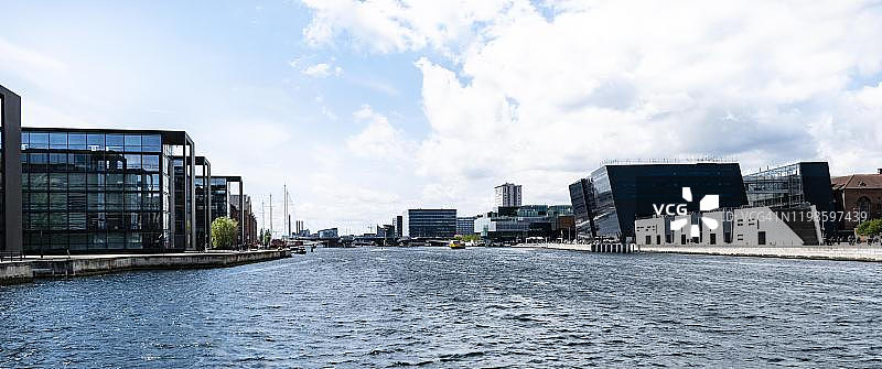 哥本哈根港、丹麦皇家图书馆黑钻馆和北欧银行总部图片素材