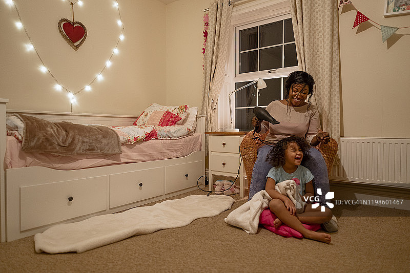 快乐地玩火图片素材