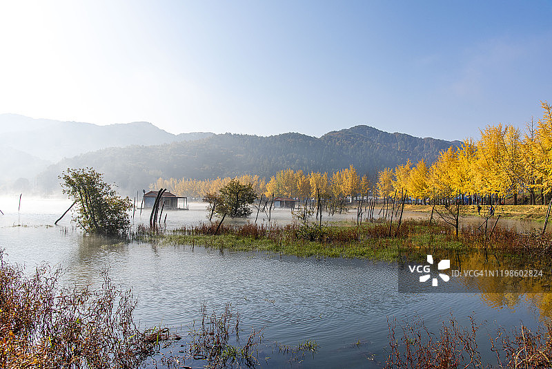 韩国槐山郡朦胧雾日中的 mungwang 湖风光图片素材