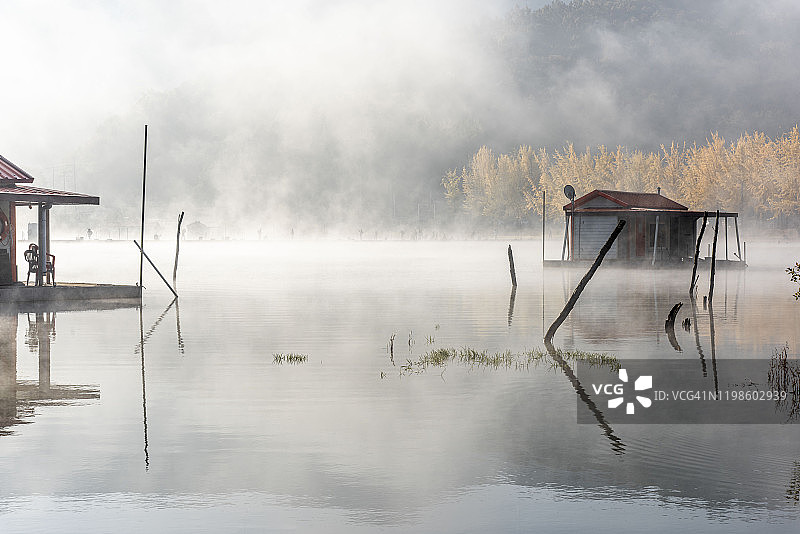 韩国槐山郡朦胧雾日中的 mungwang 湖风光图片素材