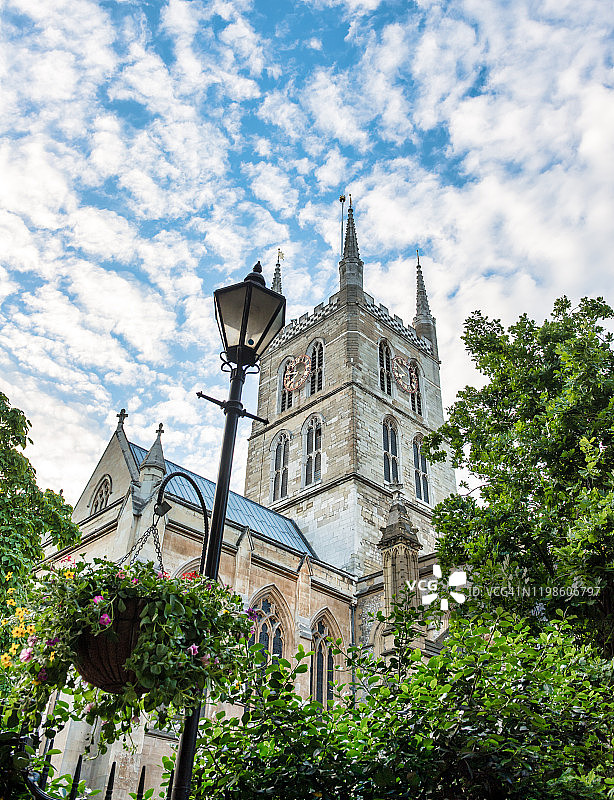 仰望伦敦的南华克大教堂，蓝天白云图片素材