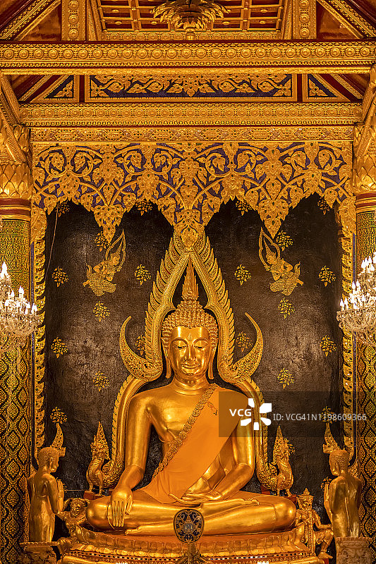 泰国披集府最美丽的金佛像：Chinnarat佛图片素材