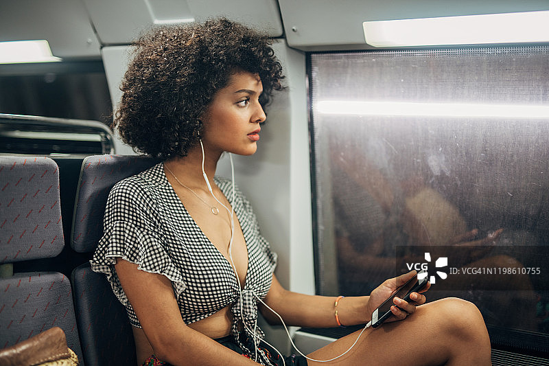 在火车上听音乐的漂亮女人图片素材