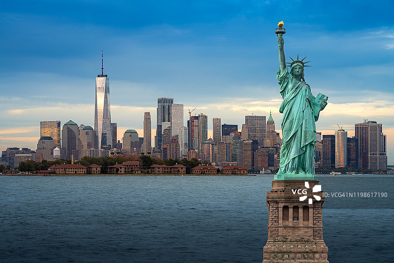 美国纽约夜景：自由女神像与曼哈顿天际线全景图片素材