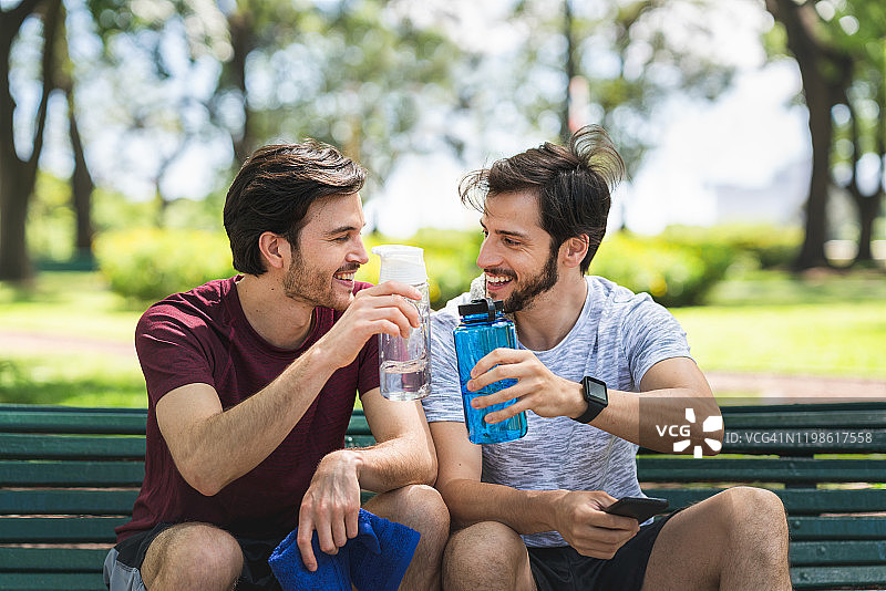 两个朋友在成功锻炼后喝水图片素材