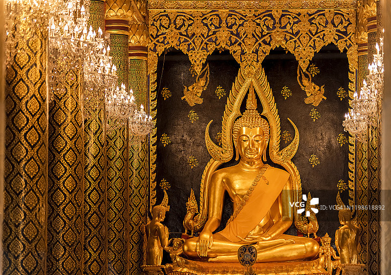 泰国披集府最美丽的金佛像：Chinnarat佛图片素材