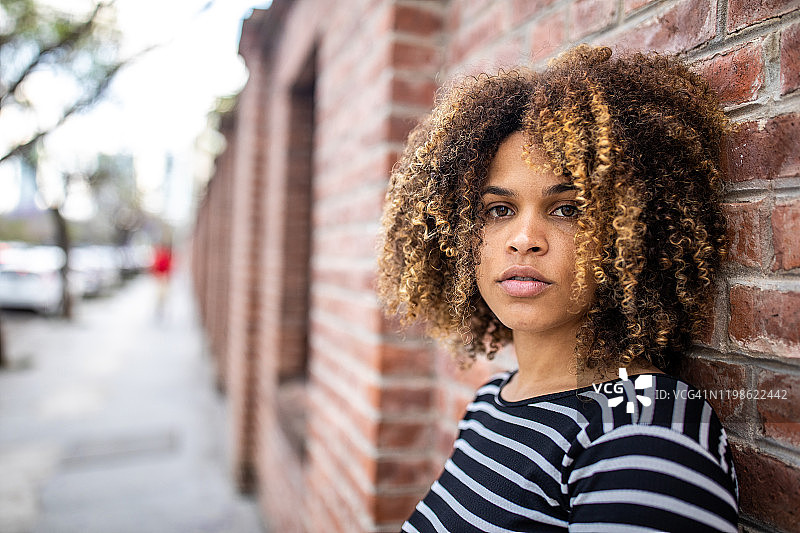 拉丁女人，蓬松卷发图片素材