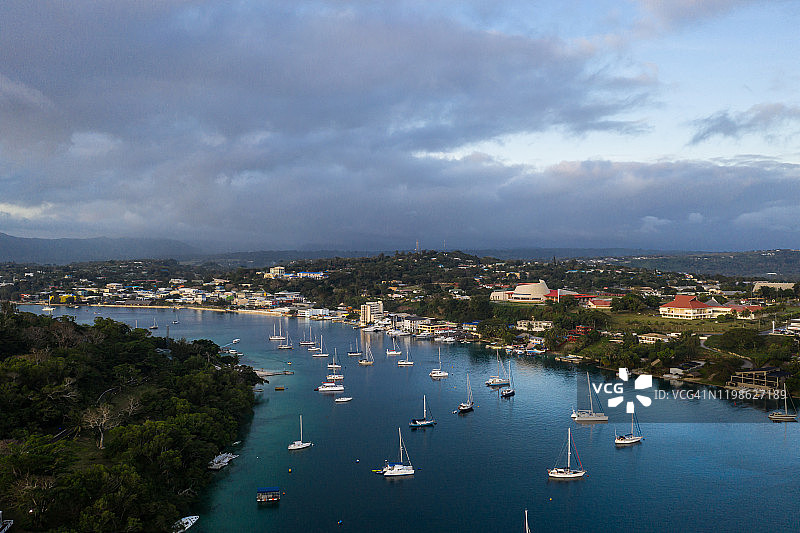 瓦努阿图首都维拉港海滨鸟瞰，有许多帆船和议会大厦图片素材