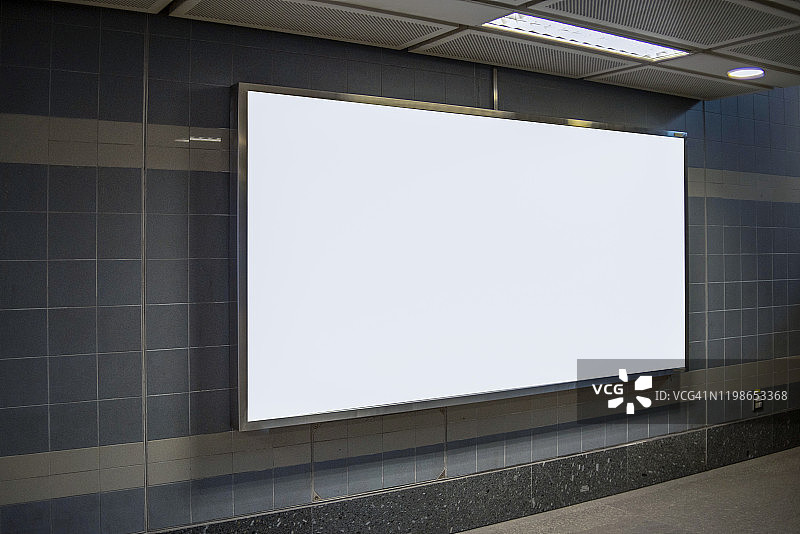 地铁站内的地铁广告牌图片素材