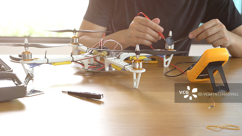男人正在制作DIY无人机图片素材
