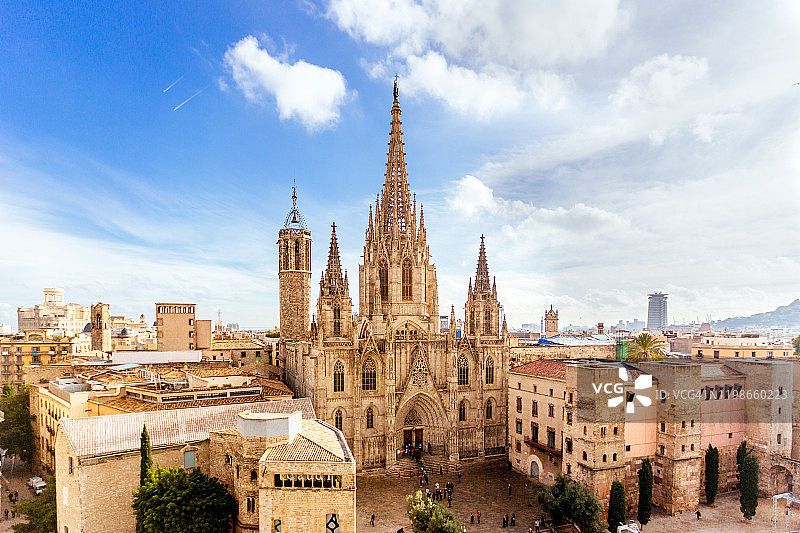 西班牙加泰罗尼亚巴塞罗那天际线鸟瞰，含巴塞罗那大教堂图片素材