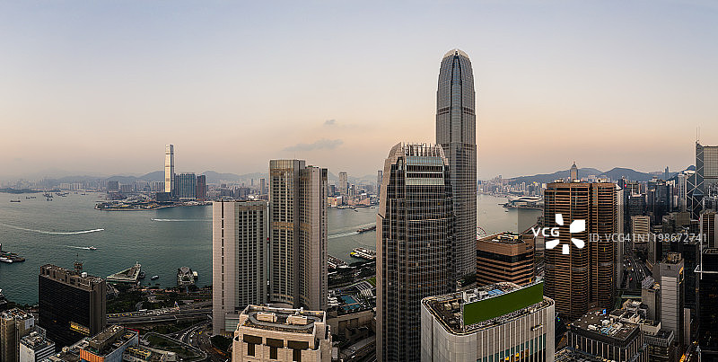香港中环商业区及维多利亚港九龙全景图片素材