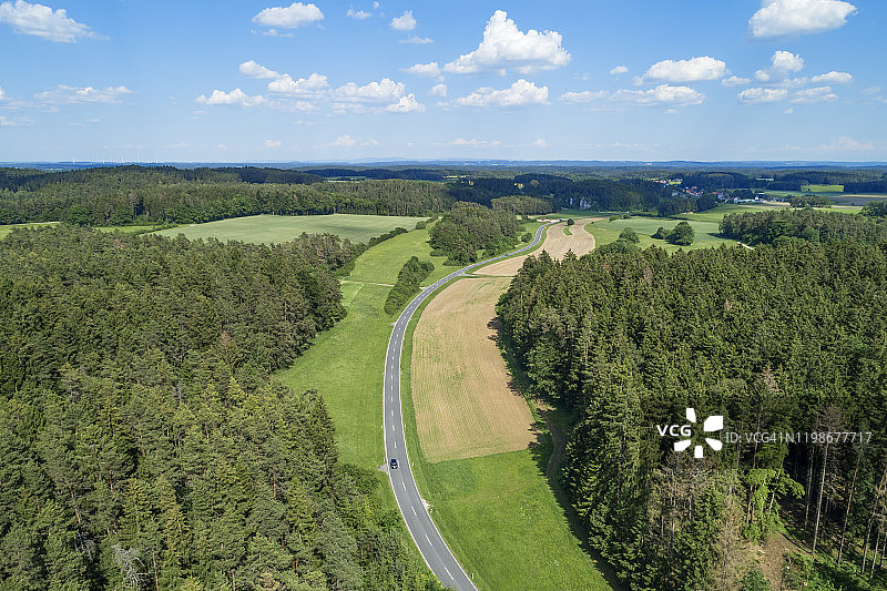 德国巴伐利亚乡村公路与汽车航拍图片素材