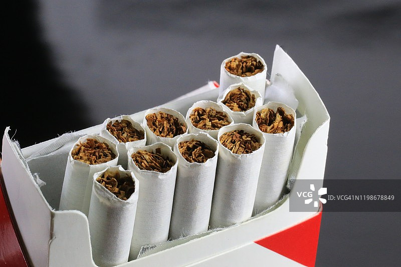 打开的香烟盒图片素材