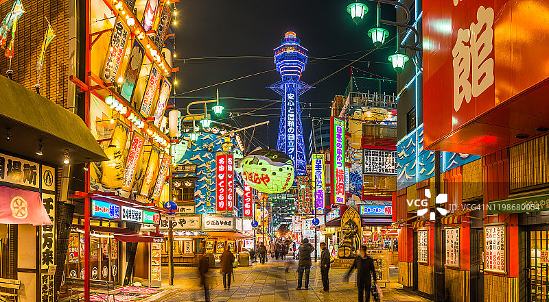 大阪通天阁俯瞰新世界霓虹灯夜景餐厅全景，日本图片素材