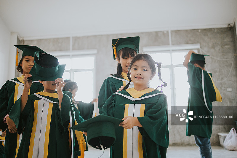 毕业典礼上的泰国小学年龄学生合影图片素材