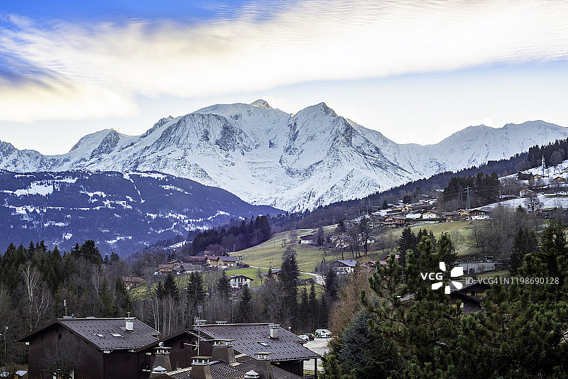 孔布卢村庄与勃朗峰峰顶景观图片素材