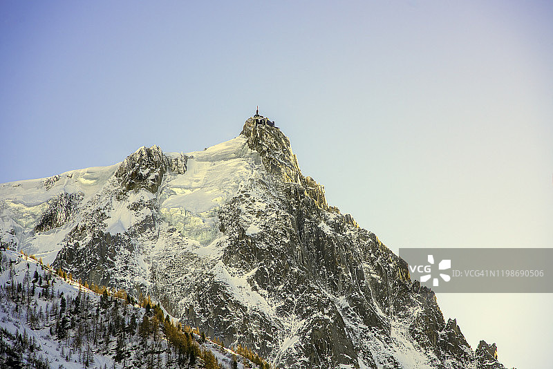 金色日落光芒中的南针峰图片素材