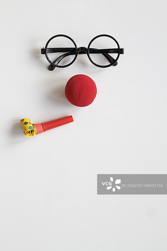 用眼镜、红鼻子和派对喇叭制作的脸图片素材