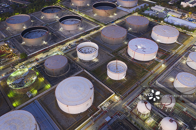 石油和天然气工业、炼油厂储油罐和管道钢材的航拍视角图片素材