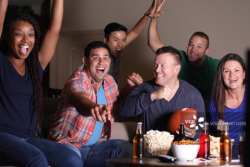 足球迷在家看电视图片素材