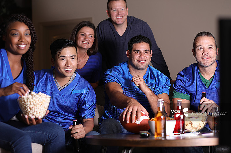 足球迷在家看电视图片素材