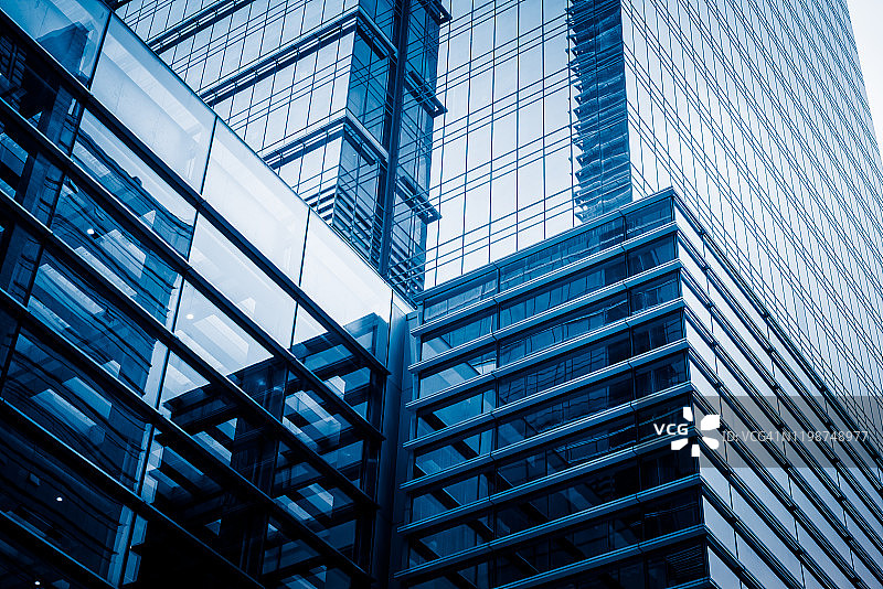 现代城市建筑，蓝色玻璃幕墙办公楼图片素材