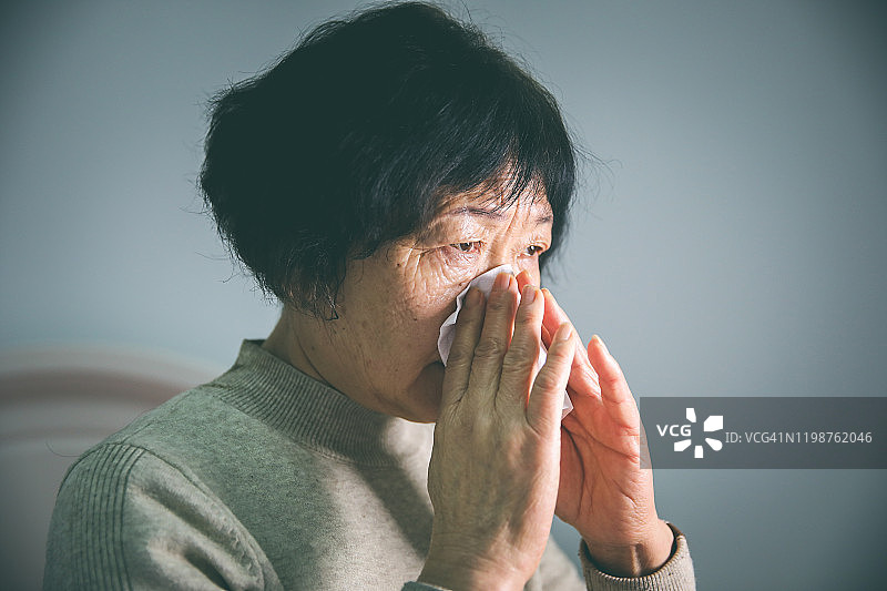 老年妇女擤鼻涕图片素材