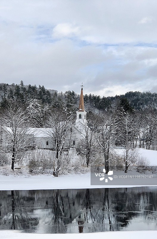 缅因州拉姆福德安德罗斯科金河沿岸的公理会教堂图片素材