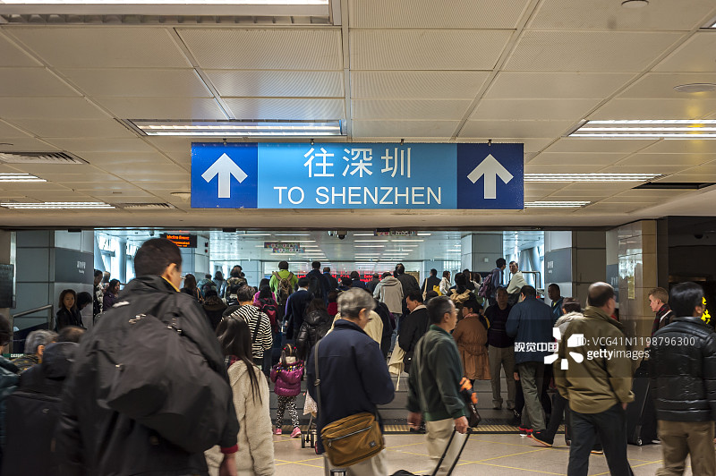 指向深圳罗湖口岸的方向指示牌，香港和中国之间的边界图片素材