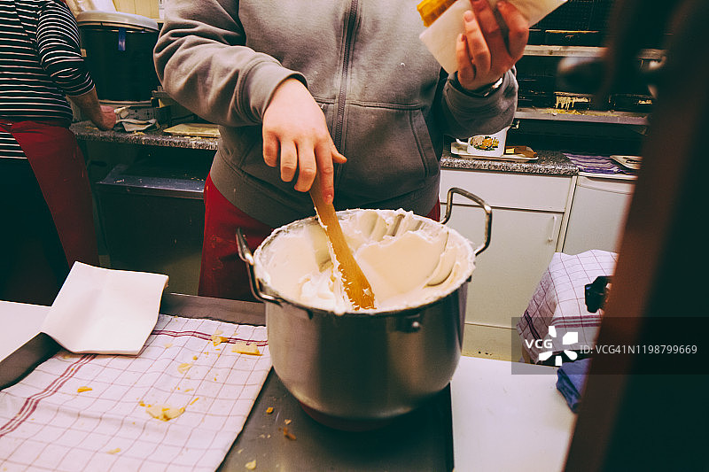 厨师制作蛋白酥皮图片素材