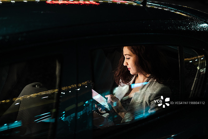 她抓住一切机会工作图片素材