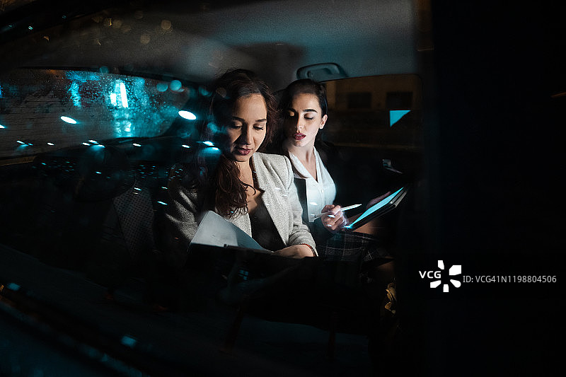 女同事查看文件分析数据图片素材