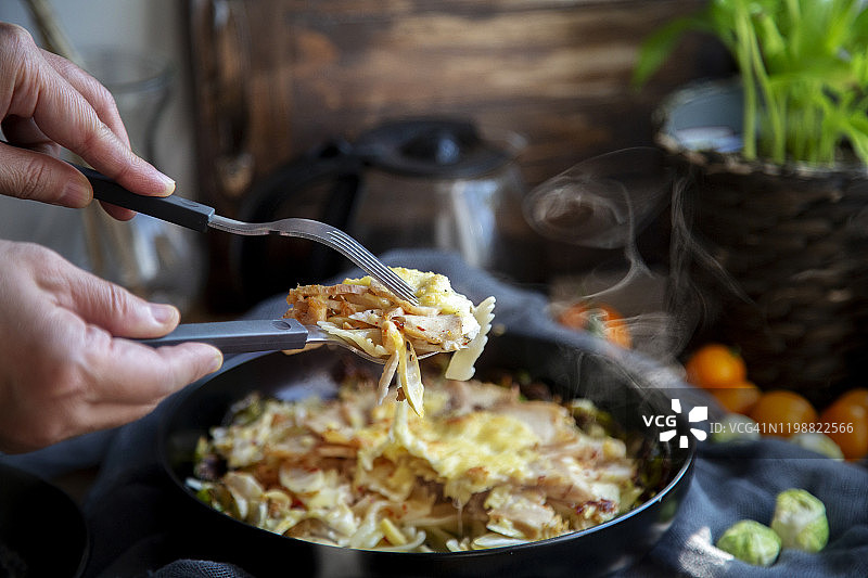 自制蝴蝶面配鸡肉、奶酪和卷心菜图片素材