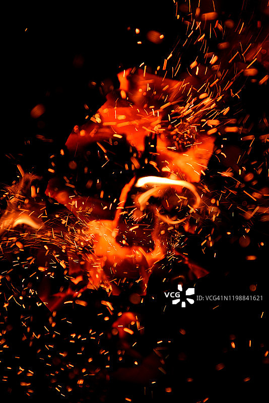 黑色背景下的高速烟花火花图片素材