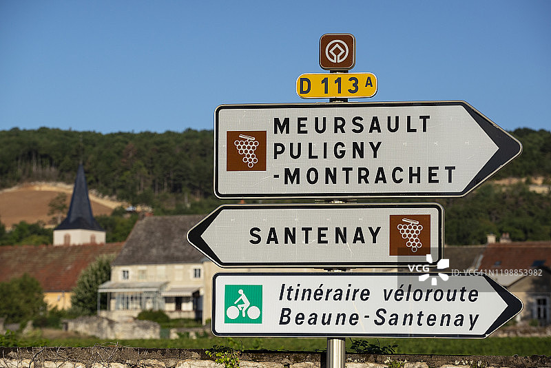 勃艮第博纳丘的道路标志、名酒与村庄，法国图片素材