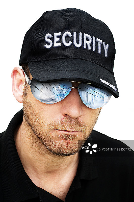 戴太阳镜和棒球帽的保安图片素材
