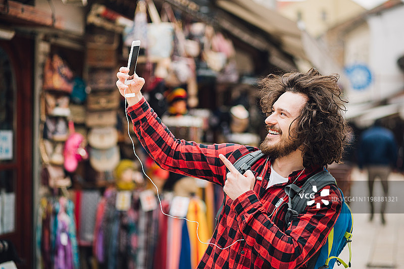 年轻游客拍摄Vlog记录旅程图片素材