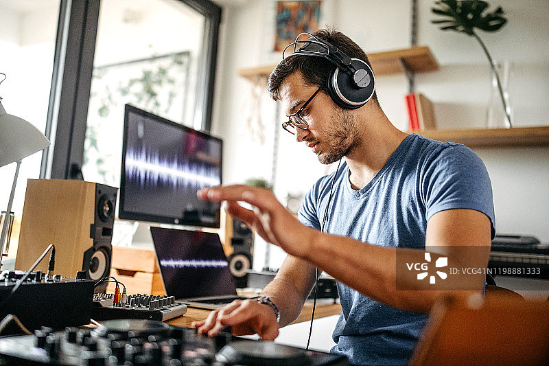 DJ在家录音棚工作图片素材