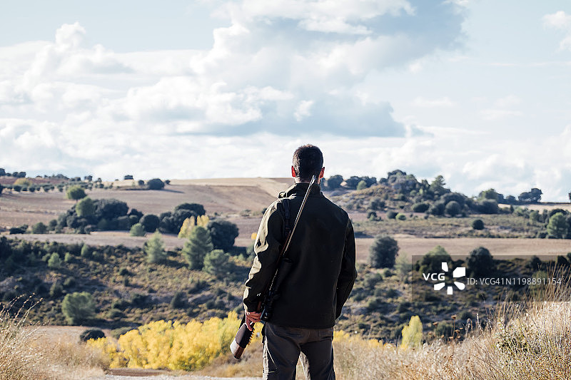 猎人持步枪在山上图片素材
