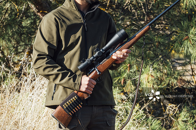 猎人持步枪在山上图片素材