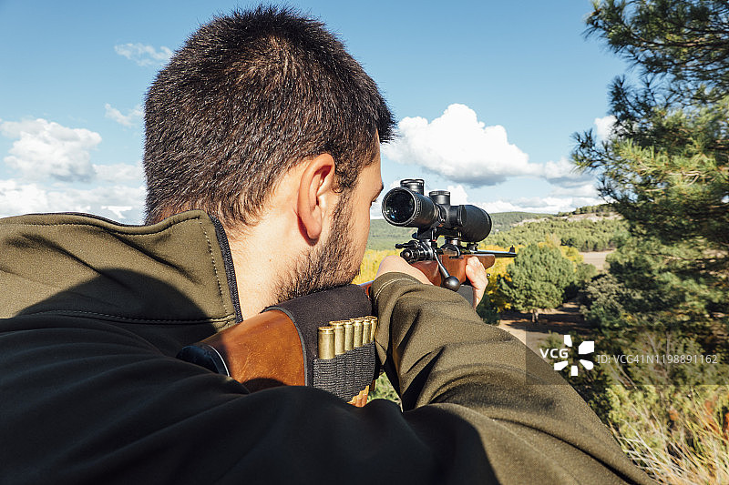 猎人持步枪在山上图片素材