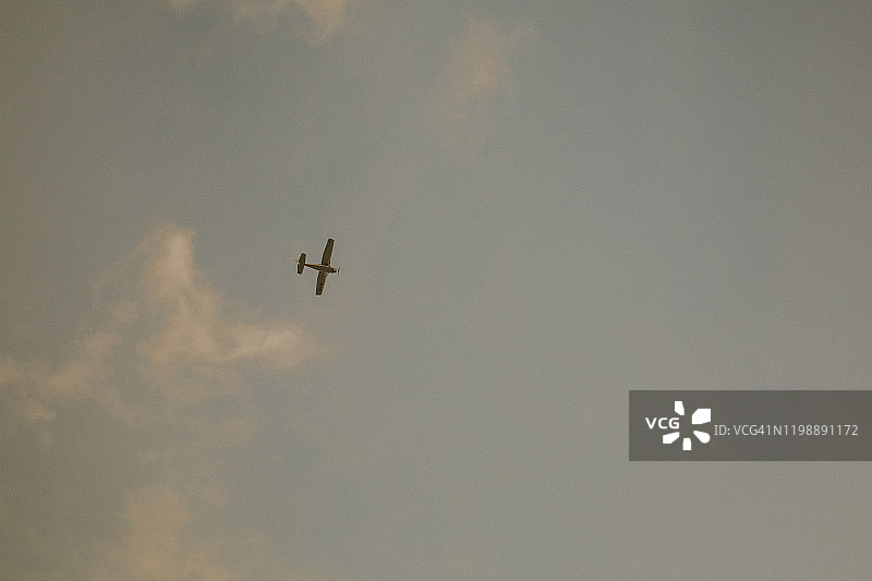 清晨起飞的赛斯纳飞机图片素材