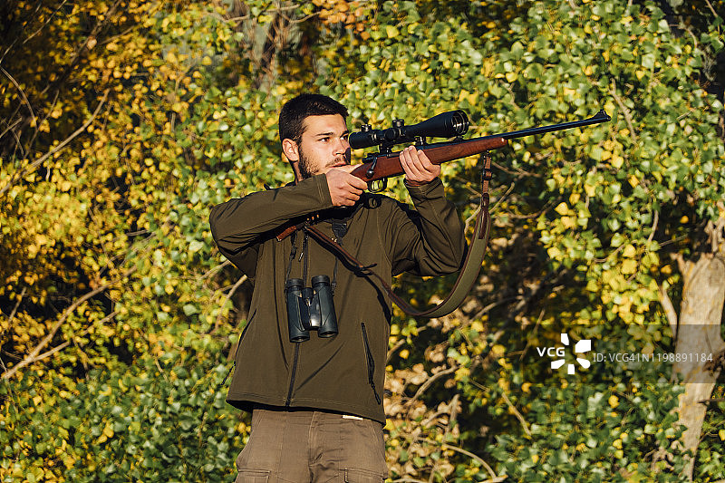 猎人持步枪在山上图片素材